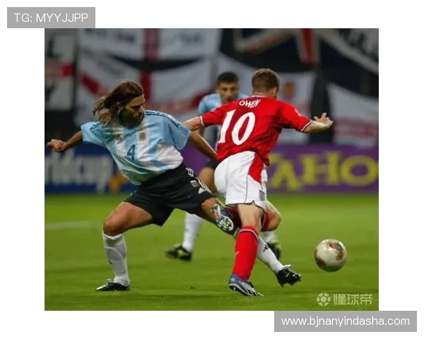 雷速评审团：杨泽翔禁区边缘绊倒对手是否应判罚点球引发争议